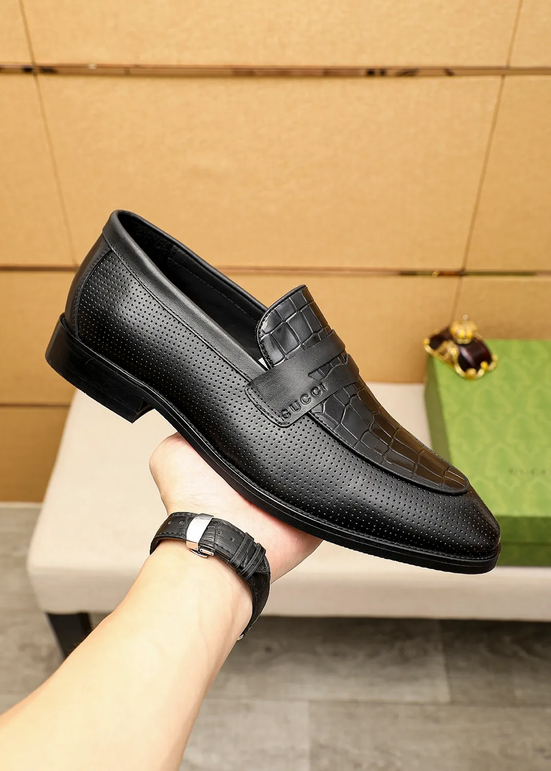 Men's shoes 💰442 💐 Product trademark: GUCCI "Gucci" casual leather shoes Regular size: 38-44 (45.46🉑️customized) Product materials: Selected imported first-layer calfskin embossed upper, imported small dyed cowhide leather lining. Strong three-dimensional visual effect, combined outsole Color: 1⃣️color optional